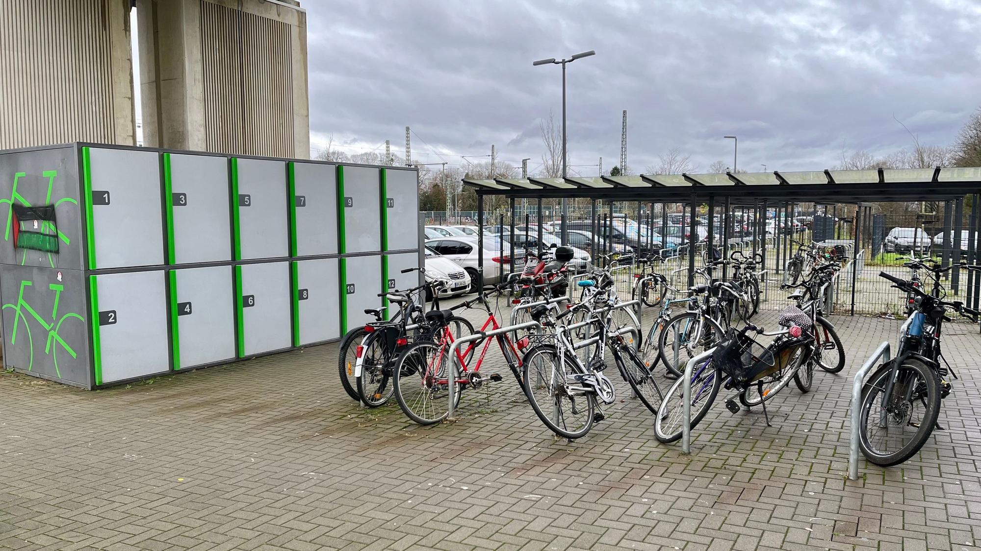 Räder auf den Gratis-Plätzen unter der Bahnhofsbrücke in Opladen