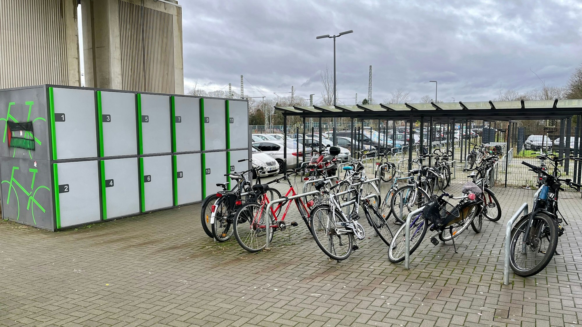 Räder auf den Gratis-Plätzen unter der Bahnhofsbrücke in Opladen