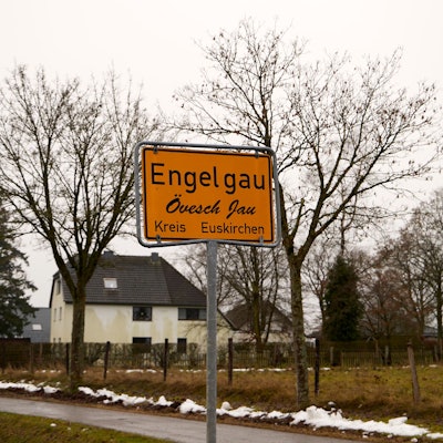 Das gelbe Schild am Ortseingang von Engelgau trägt in dieser Fotomontage neben dem Ortsnamen oben und dem Schriftzug Kreis Euskirchen unten auch den nun erlaubten Zusatz auf Eifeler Platt in der Mitte: Övesch Jau.