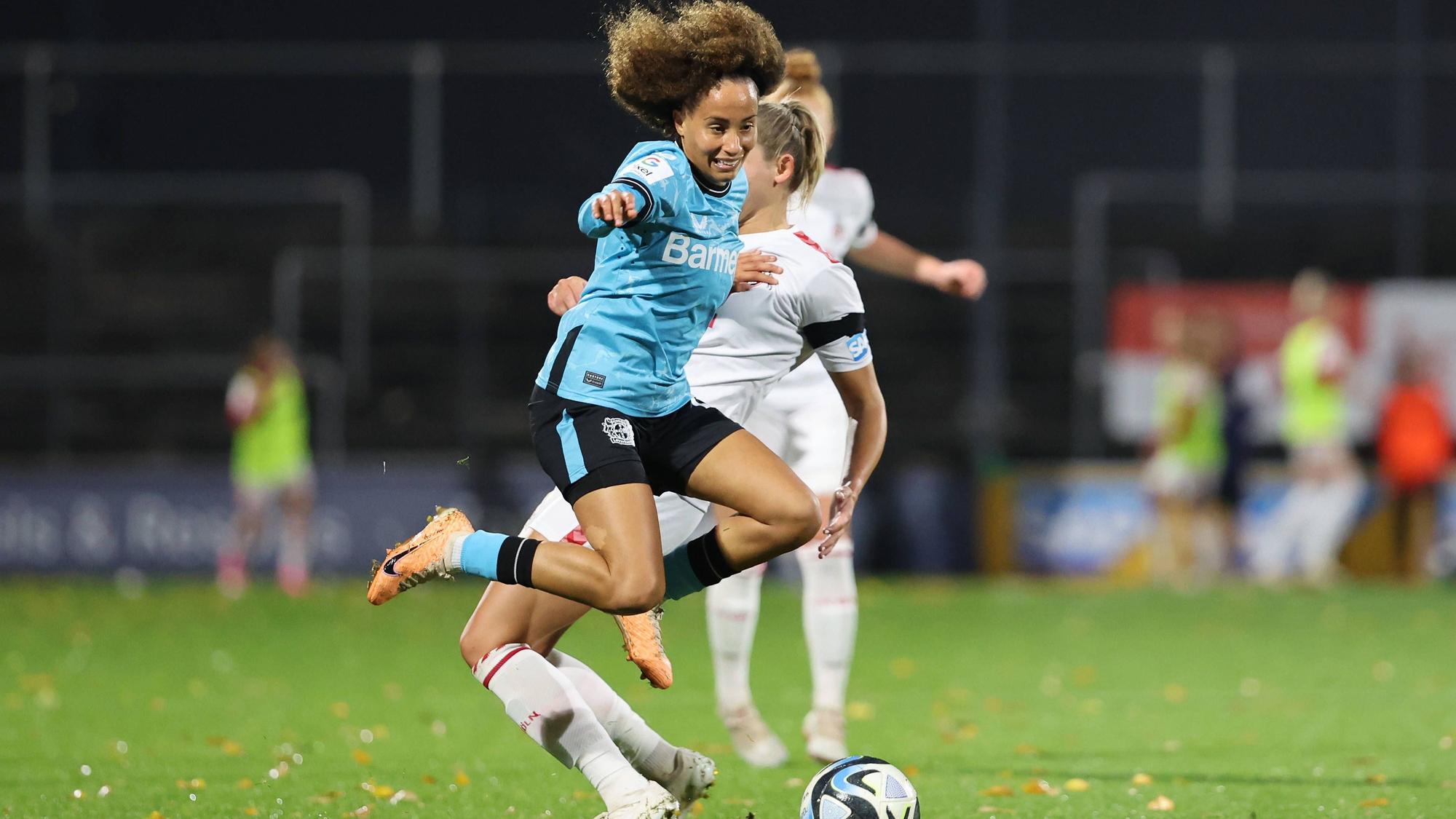 Google Pixel Frauen-Bundesliga 2023-2024, 1. FC Köln - Bayer 04 Leverkusen Amira Arfaoui B04, 17 Köln Franz-Kremer-Stadion Nordrhein-Westfalen Deutschland *** Google Pixel Women Bundesliga 2023 2024, 1 FC Cologne Bayer 04 Leverkusen Amira Arfaoui B04, 17 Cologne Franz Kremer Stadium North Rhine Westphalia Germany