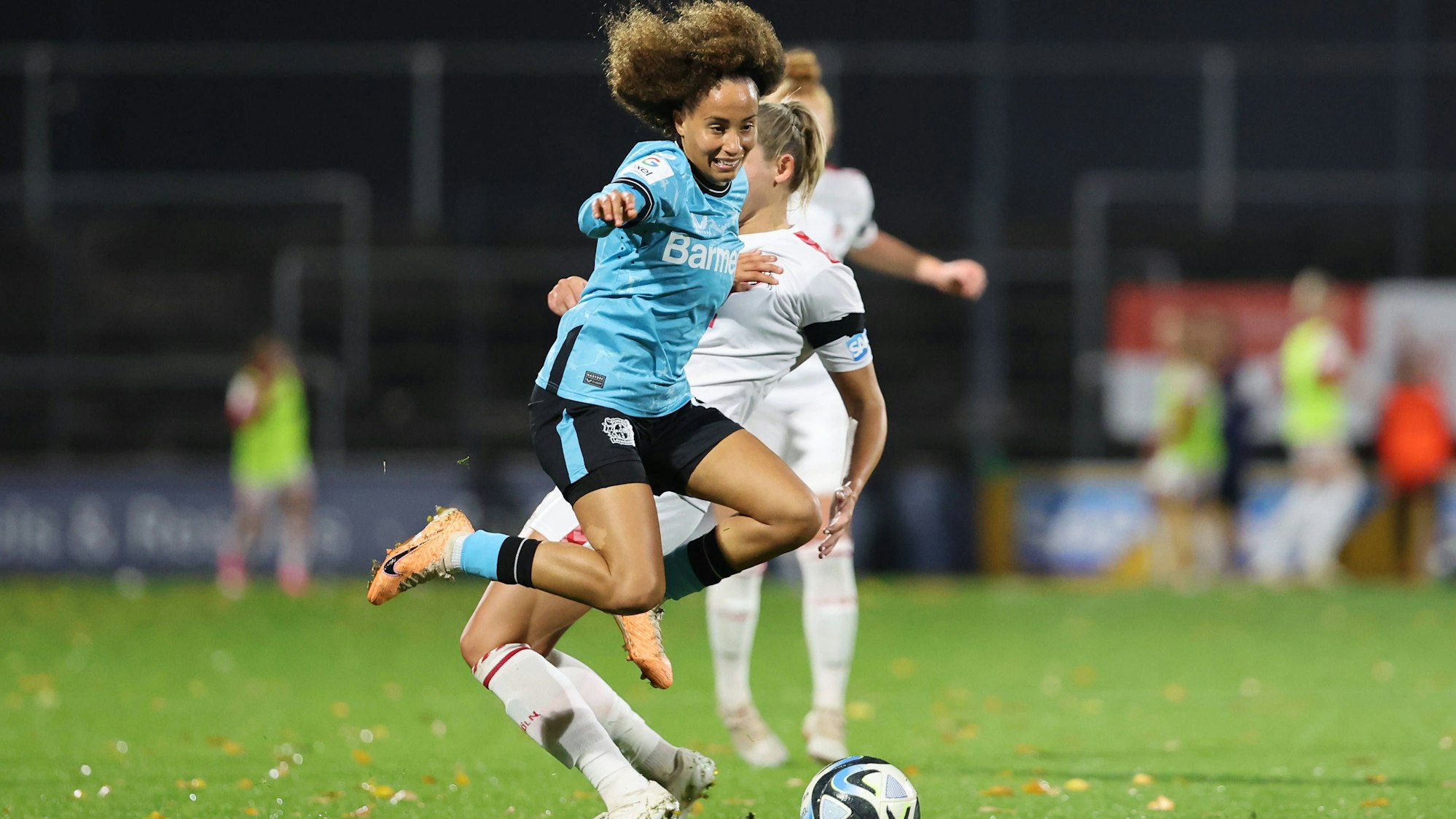 Google Pixel Frauen-Bundesliga 2023-2024, 1. FC Köln - Bayer 04 Leverkusen Amira Arfaoui B04, 17 Köln Franz-Kremer-Stadion Nordrhein-Westfalen Deutschland *** Google Pixel Women Bundesliga 2023 2024, 1 FC Cologne Bayer 04 Leverkusen Amira Arfaoui B04, 17 Cologne Franz Kremer Stadium North Rhine Westphalia Germany