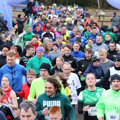 Beim Jedermannlauf 2023 gingen viele Läufer an den Start. Einige tragen der Jahreszeit entsprechend Mütze.