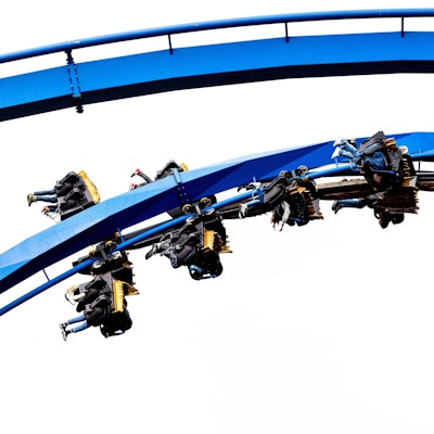 Mehrere Fahrgäste fahren in einer Achterbahn im niederländischen Freizeitpark „Toverland“ in der Stadt Venlo. (Symbolbild)