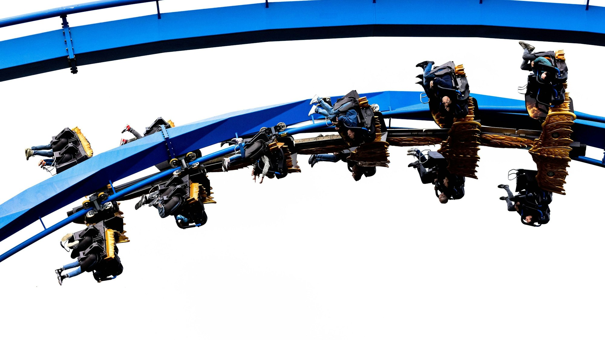 Mehrere Fahrgäste fahren in einer Achterbahn im niederländischen Freizeitpark „Toverland“ in der Stadt Venlo. (Symbolbild)