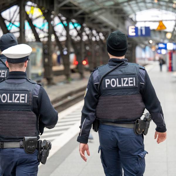 21.12.2023, Köln: Polizeibeamte patrouillieren auf Gleis 1 im Hauptbahnhof. Foto: Uwe Weiser