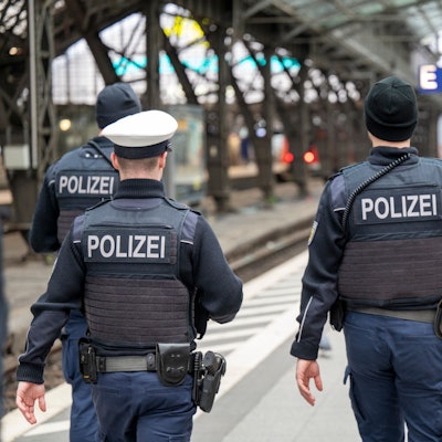 Polizeibeamte patrouillieren auf Gleis 1 im Kölner Hauptbahnhof.