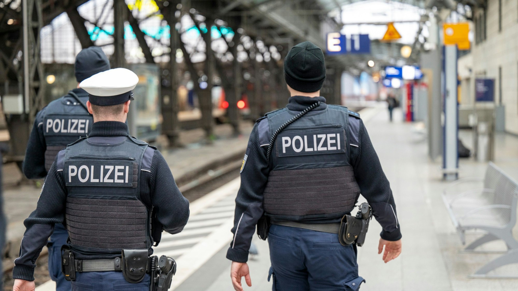 Polizeibeamte der Bundespolizei patrouillieren auf Gleis 1 im Hauptbahnhof. (Symbolbild)