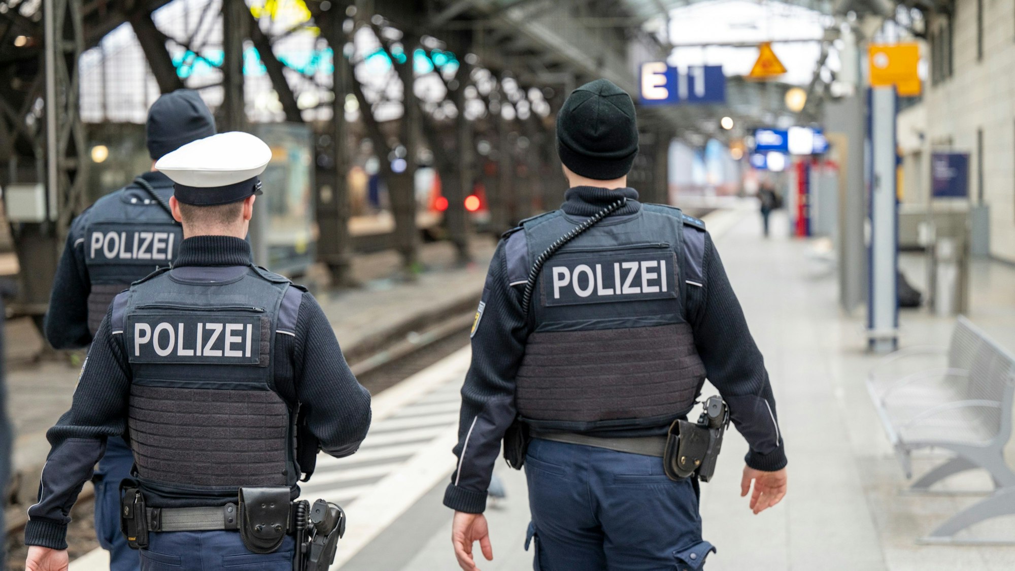 Polizeibeamte patrouillieren auf Gleis 1 im Kölner Hauptbahnhof.