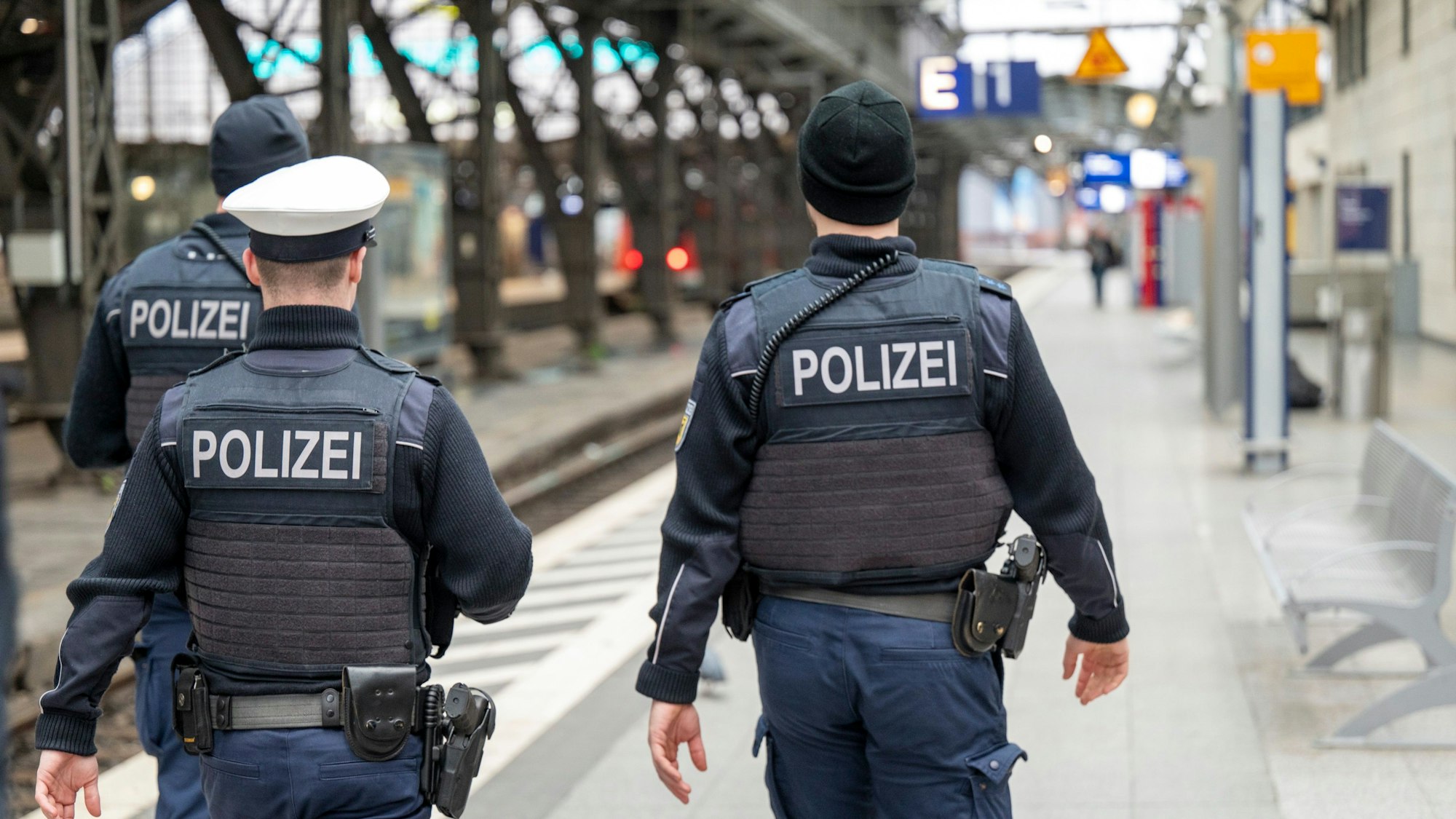 Polizeibeamte patrouillieren auf Gleis 1 im Hauptbahnhof.