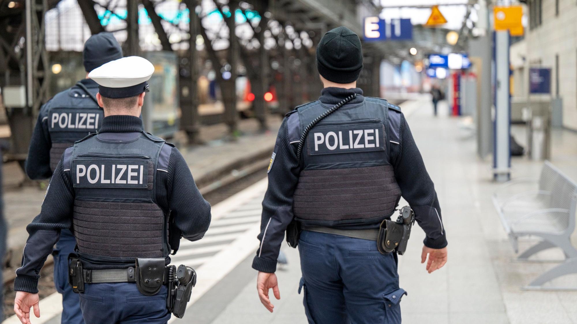 Polizeibeamte der Bundespolizei patrouillieren am Kölner Hauptbahnhof.