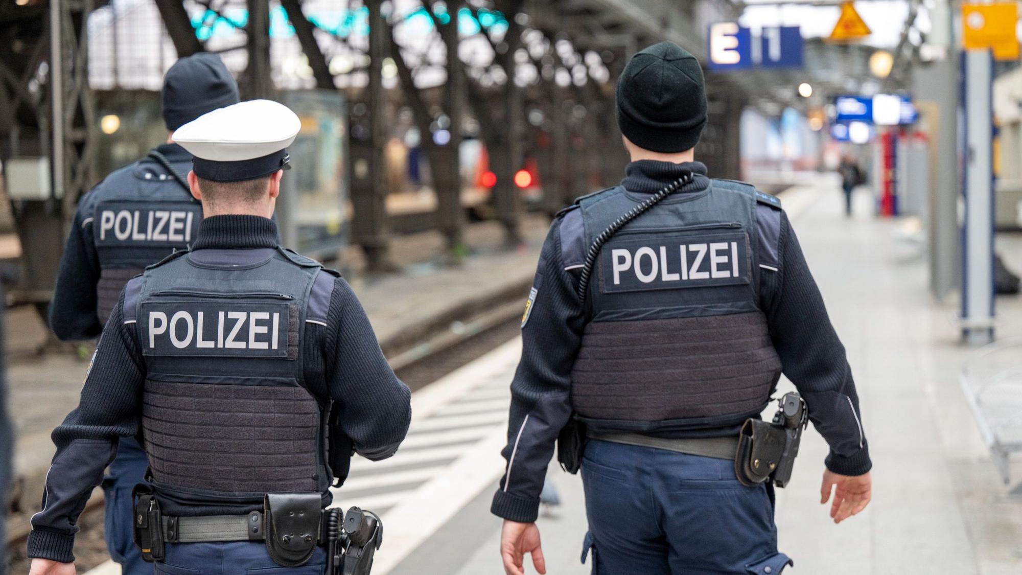 Polizeibeamte patrouillieren auf Gleis 1 im Hauptbahnhof