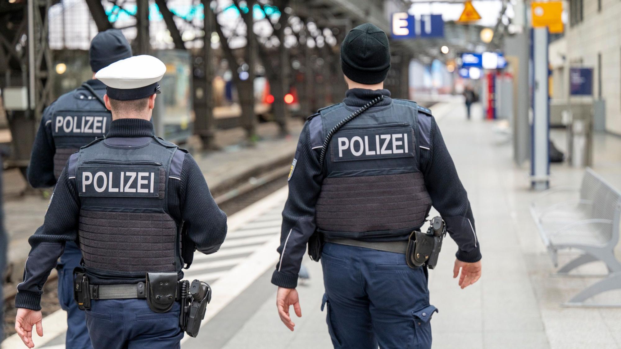 Polizeibeamte der Bundespolizei patrouillieren auf Gleis 1 im Kölner Hauptbahnhof. (Symbolbild)