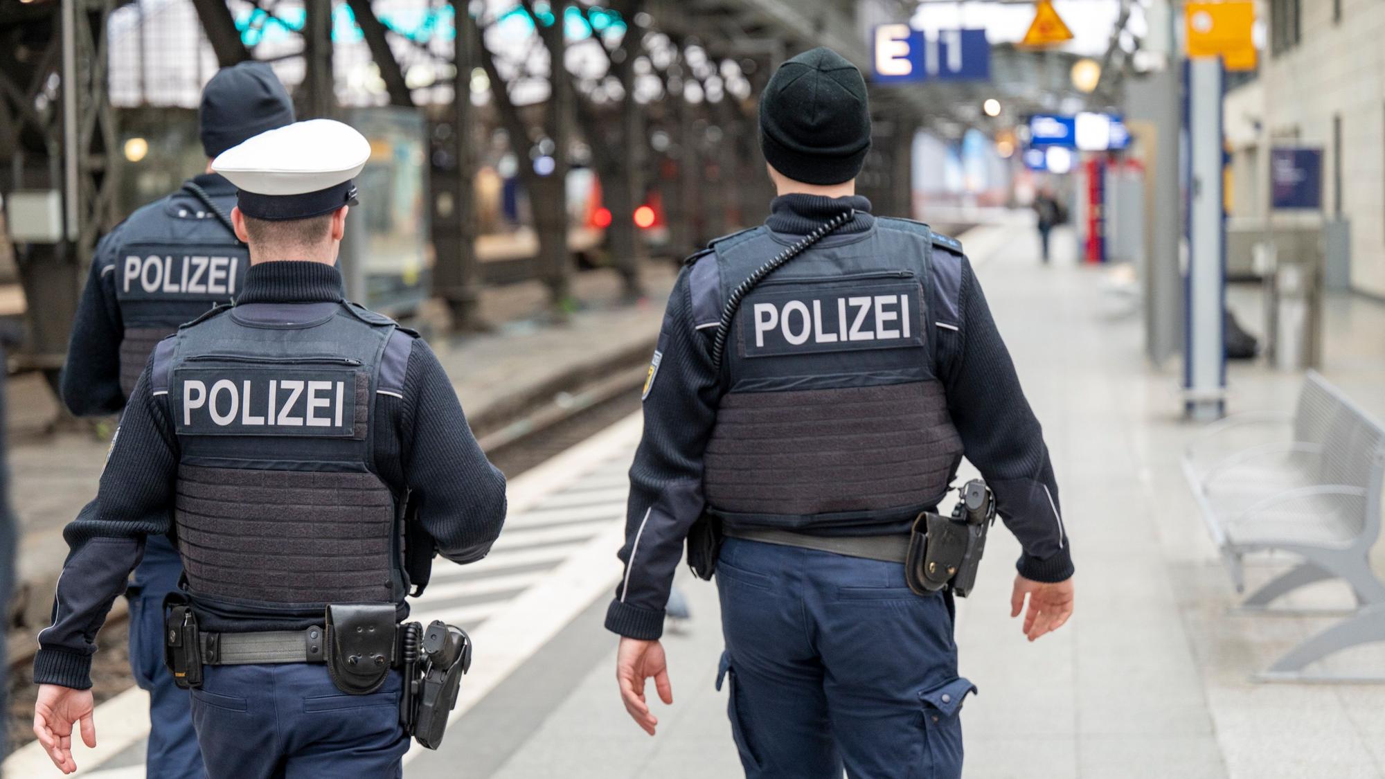 Zwei Polizeibeamte patrouillieren am Kölner Hauptbahnhof.