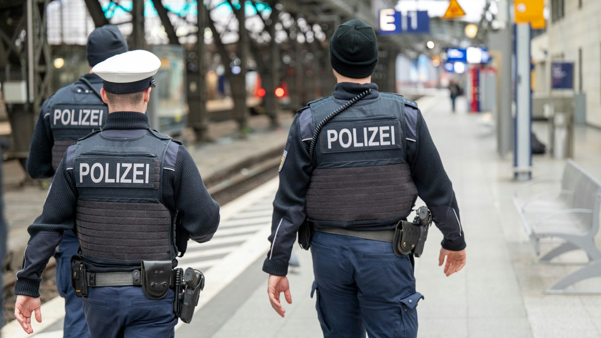 Polizeibeamte patrouillieren auf Gleis 1 im Kölner Hauptbahnhof.