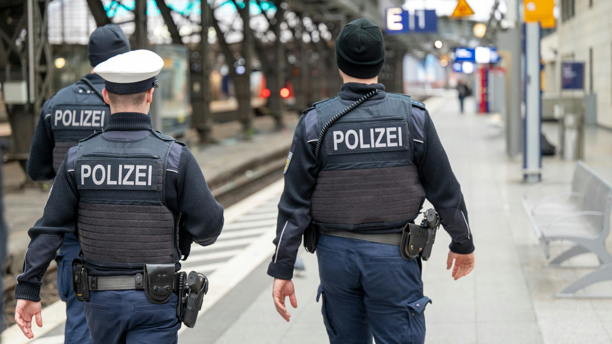 21.12.2023, Köln: Polizeibeamte patrouillieren auf Gleis 1 im Hauptbahnhof. Foto: Uwe Weiser