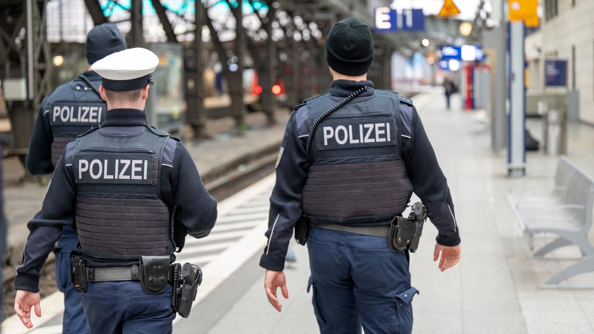 Polizeibeamte patrouillieren auf Gleis 1 im Hauptbahnhof.