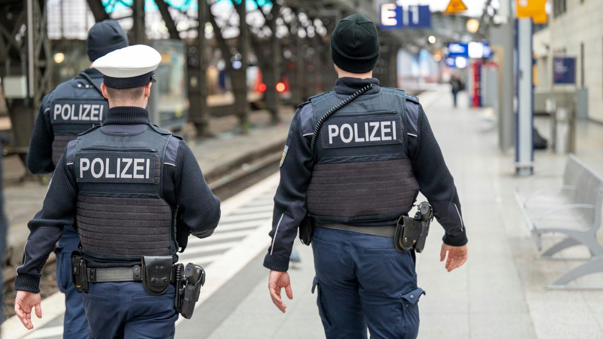 Polizeibeamte patrouillieren auf Gleis 1 im Hauptbahnhof.