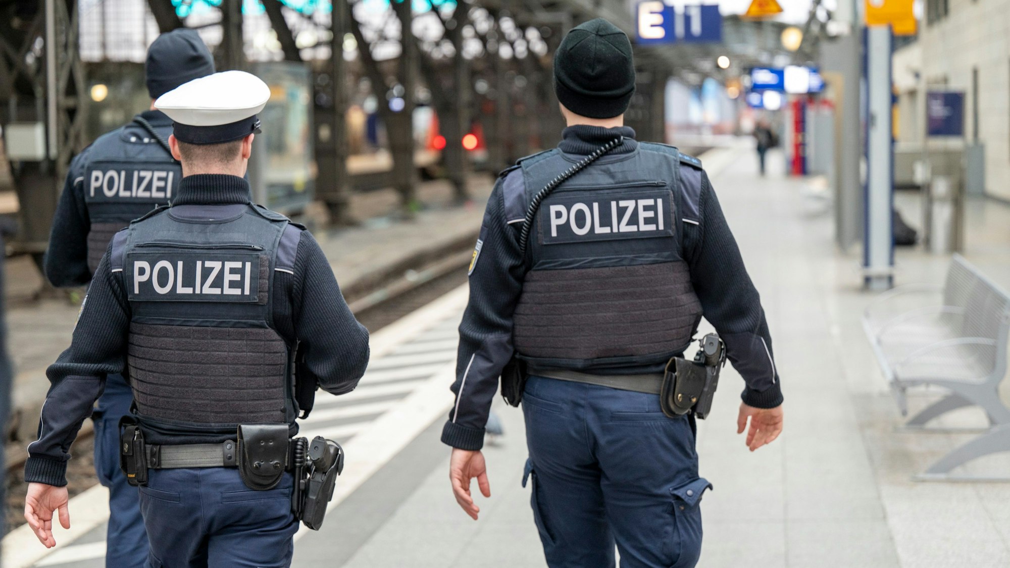 Polizeibeamte patrouillieren auf Gleis 1 im Hauptbahnhof.
