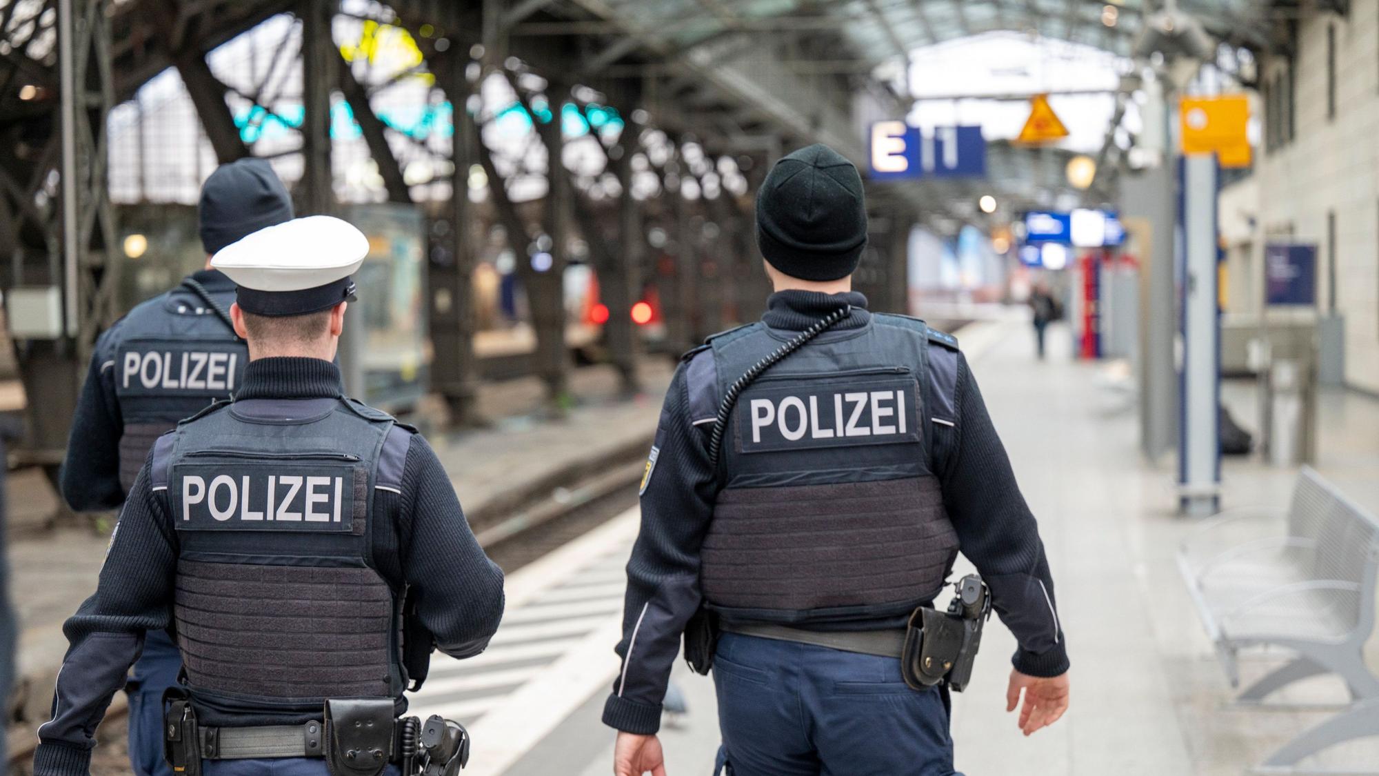Polizeibeamte patrouillieren auf Gleis 1 im Hauptbahnhof.