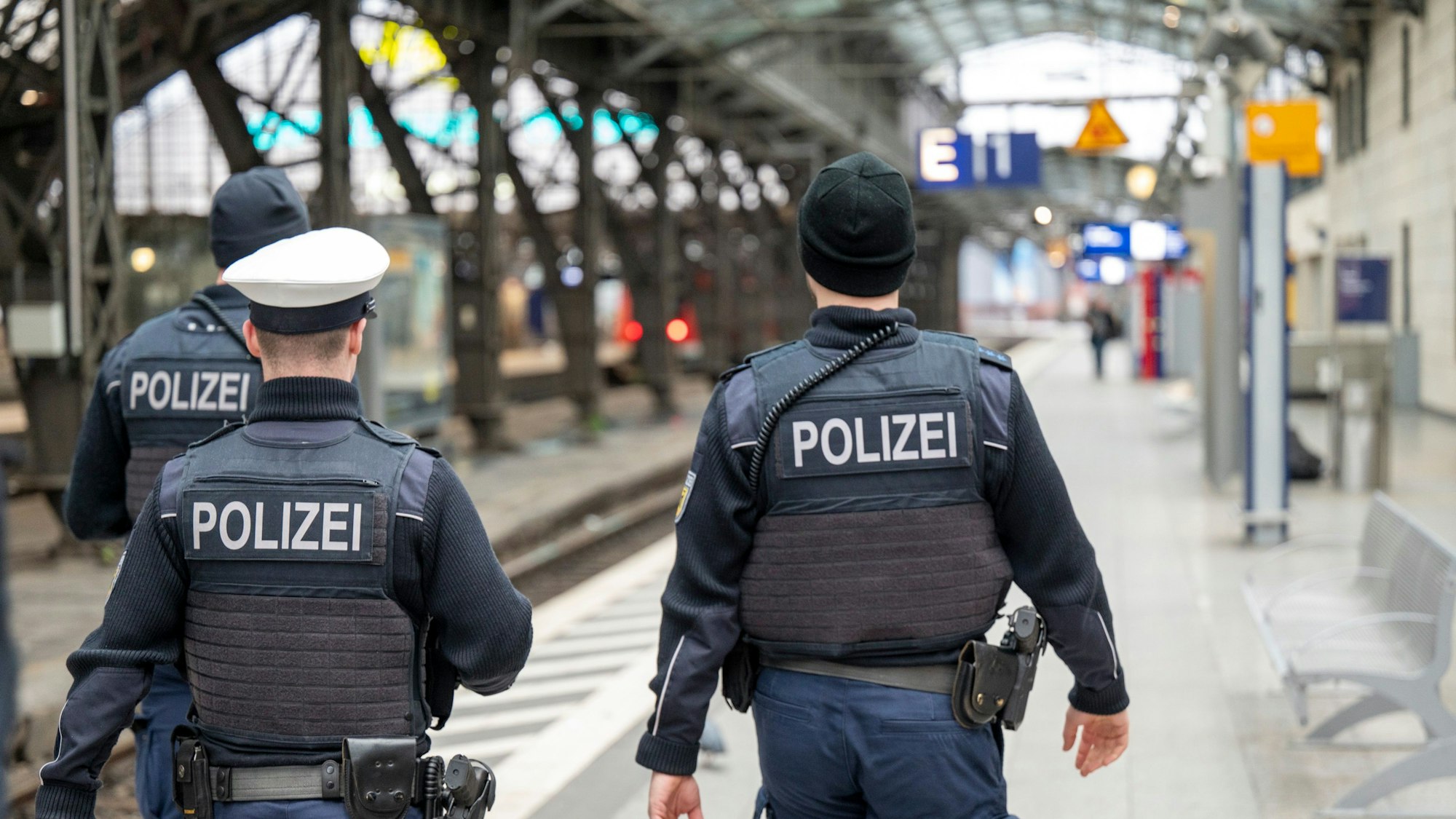 Polizeibeamte patrouillieren auf Gleis 1 im Hauptbahnhof.