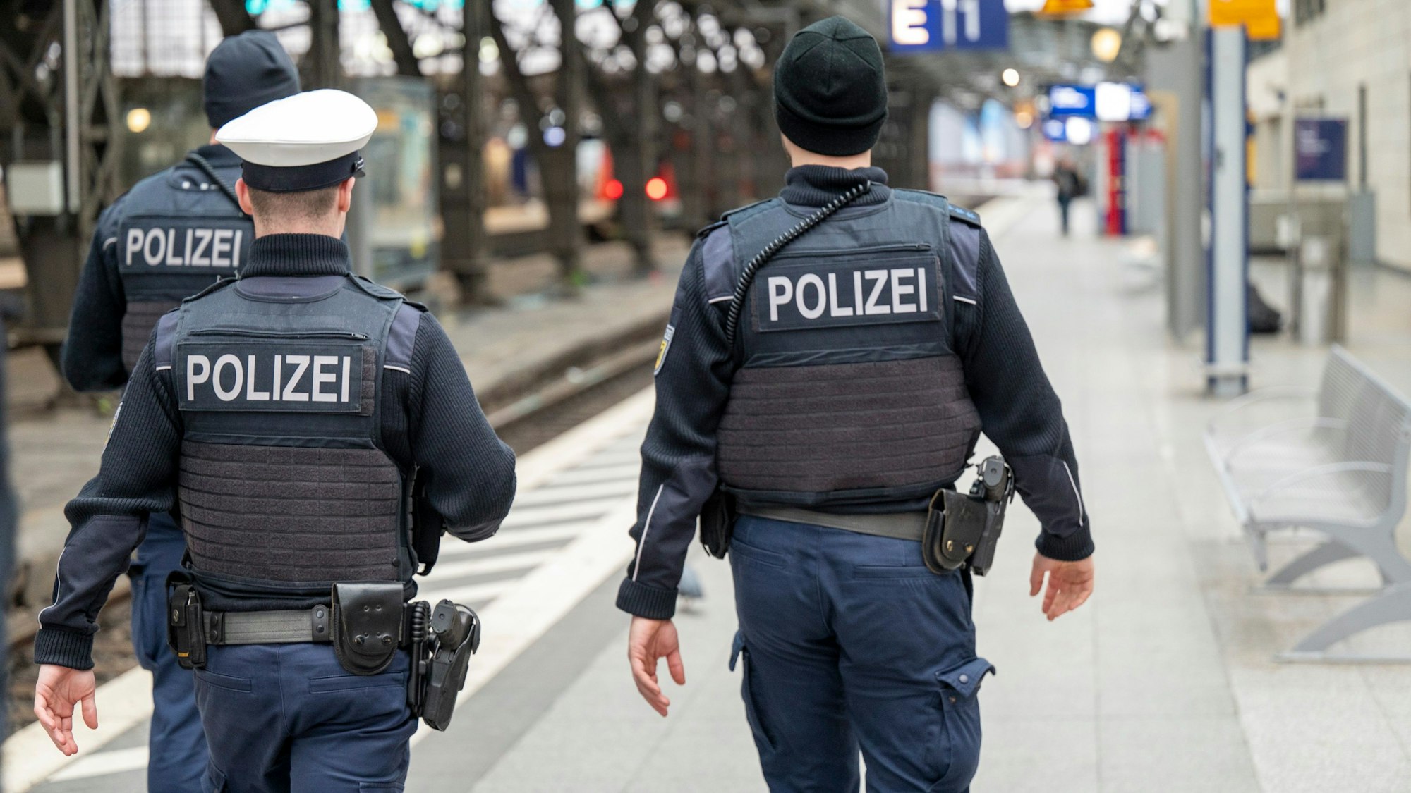 Polizeibeamte patrouillieren auf Gleis 1 im Hauptbahnhof