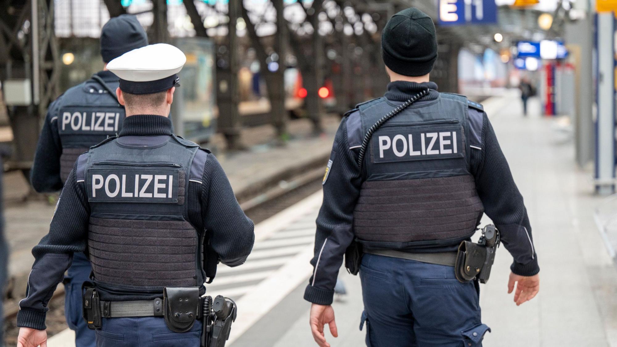 Zu sehen sind zwei Beamte der Bundespolizei, die auf Gleis 1 im Hauptbahnhof patrouillieren.