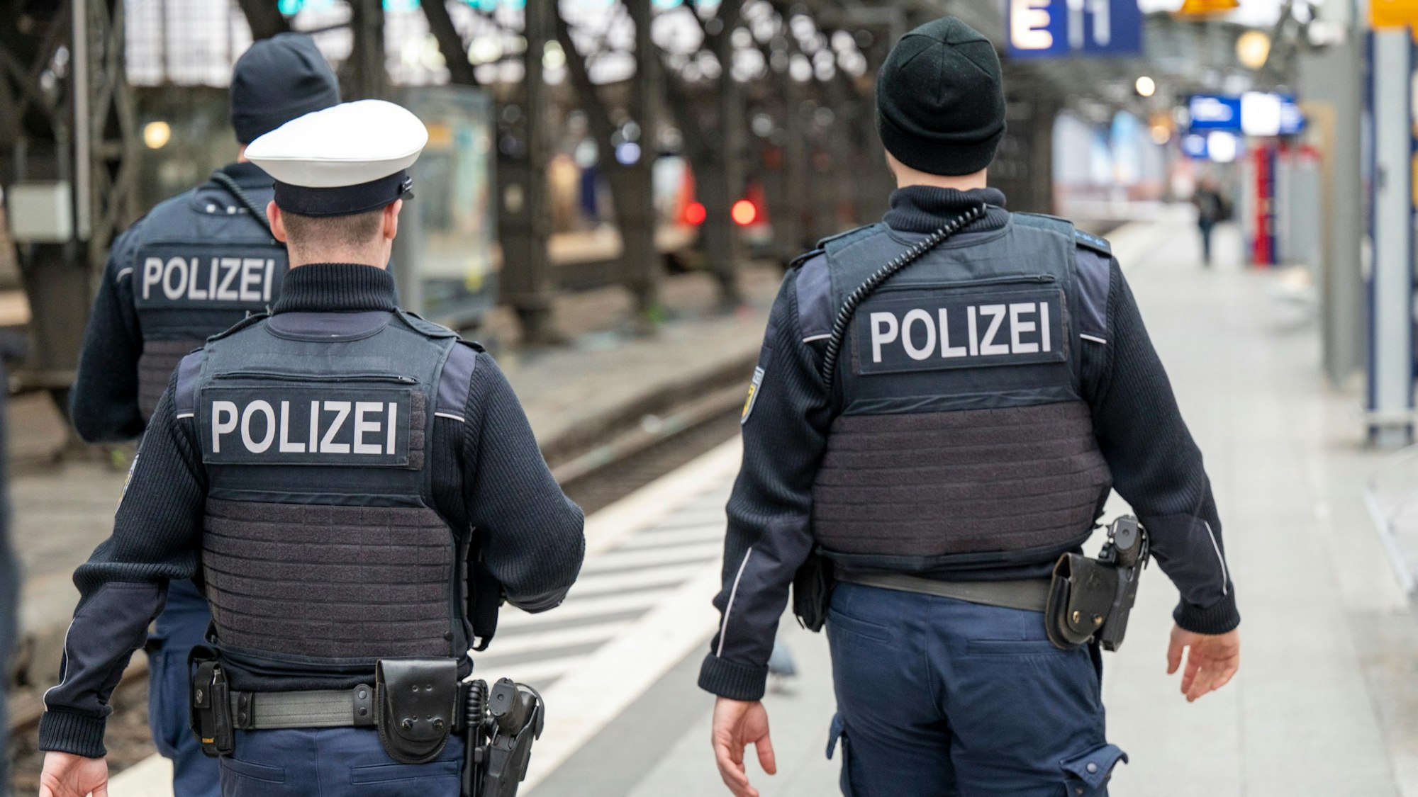 Zu sehen sind zwei Beamte der Bundespolizei, die auf Gleis 1 im Hauptbahnhof patrouillieren.