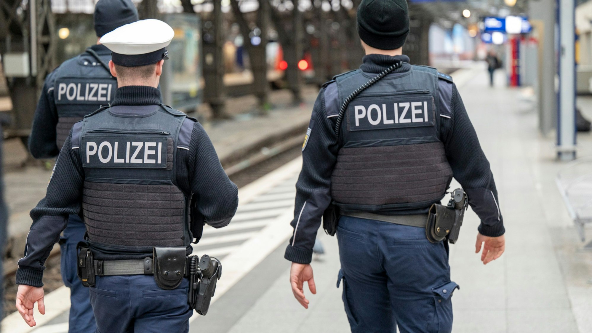 Polizeibeamte der Bundespolizei patrouillieren auf Gleis 1 im Hauptbahnhof. (Symbolbild)
