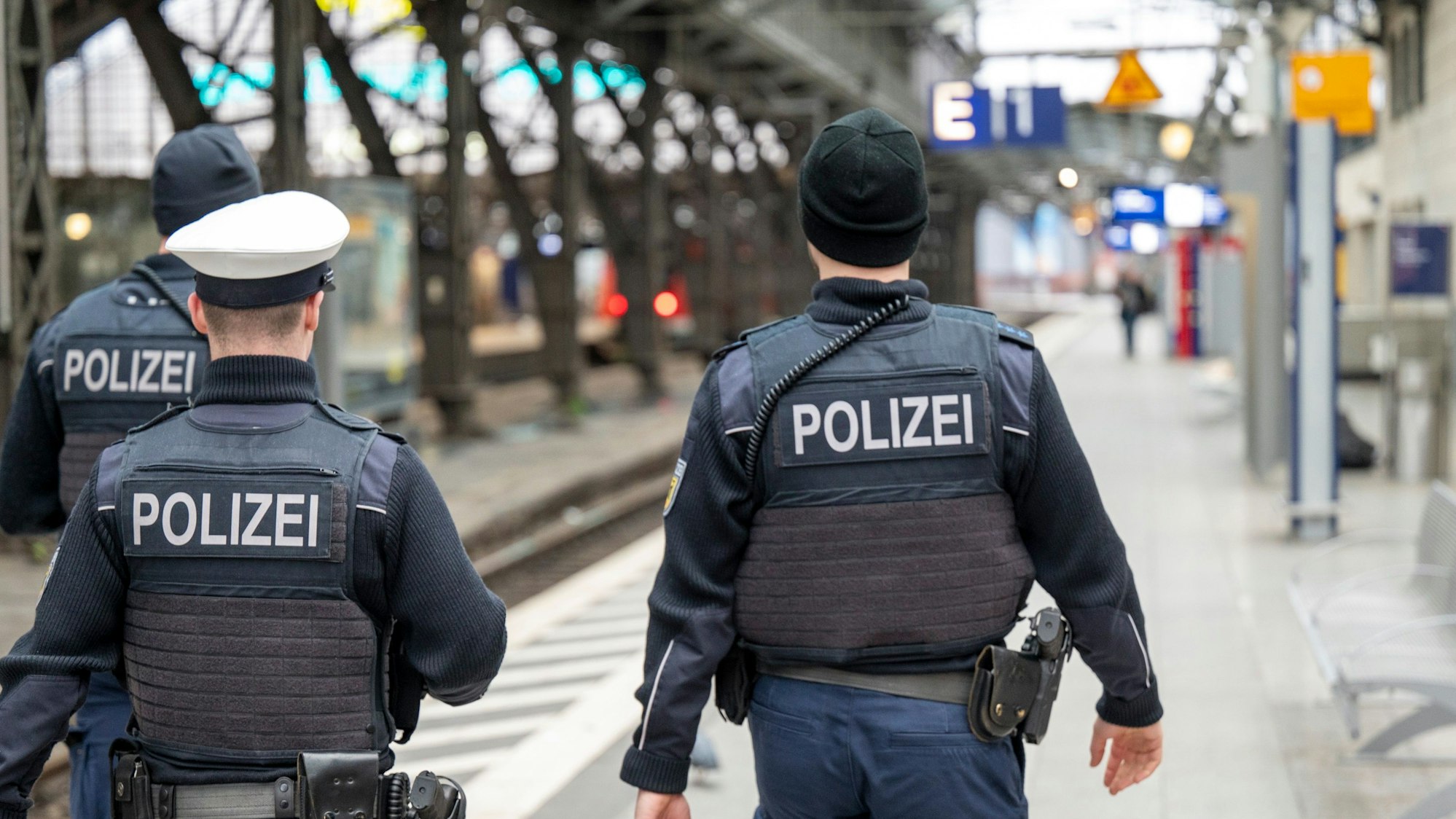 Polizeibeamte patrouillieren auf Gleis 1 im Hauptbahnhof.