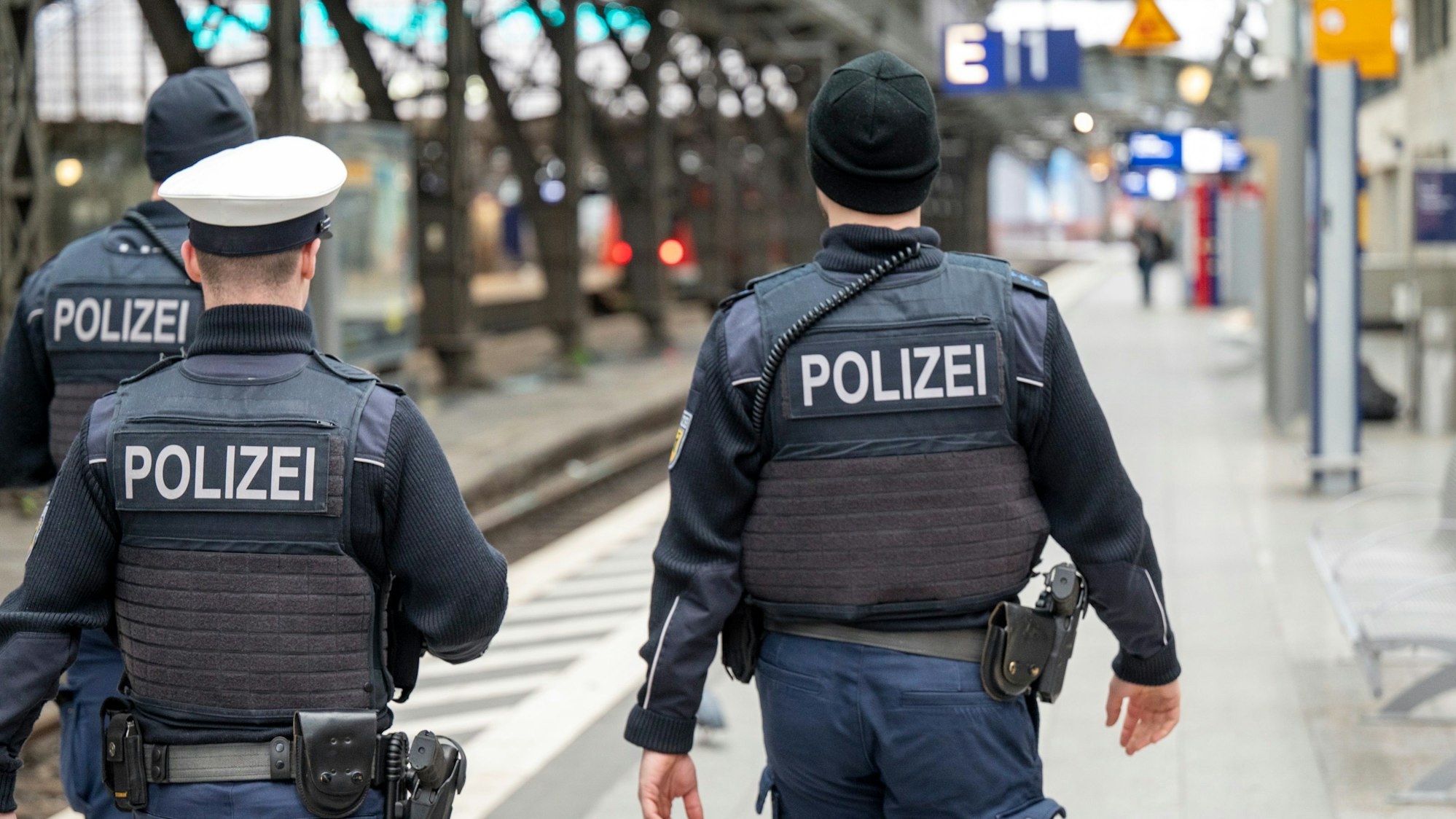 Polizeibeamte patrouillieren auf Gleis 1 im Kölner Hauptbahnhof.