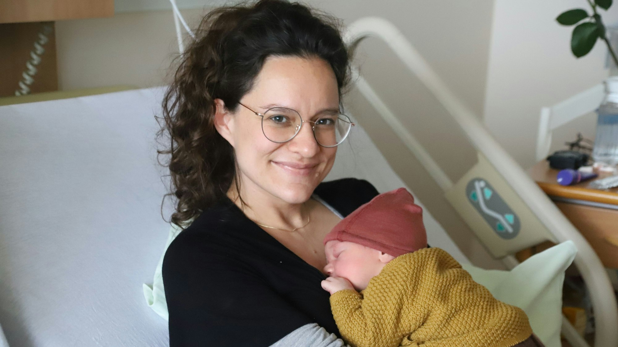 Eva Wetter wiegt ihren Sohn David auf dem Bauch, der im St. Johannes-Krankenhaus um 17.08 Uhr geboren wurde.