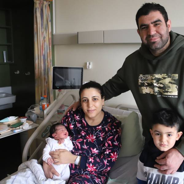 Im Sankt Josef-Krankenhaus ist das erste Neujahrsbaby geboren worden. Mutter Rabia Fiskin hält Arin im Arm, Vater Ümran kam mit Sohn Adar zu Besuch.