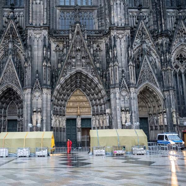 01.01.2024, Köln: Wegen eines befürchteten Anschlags bewacht die Polizei den Dom. Die Silvesternacht blieb ruhig.
Foto: Uwe Weiser