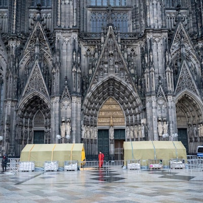 01.01.2024, Köln: Wegen eines befürchteten Anschlags bewacht die Polizei den Dom. Die Silvesternacht blieb ruhig.
Foto: Uwe Weiser
