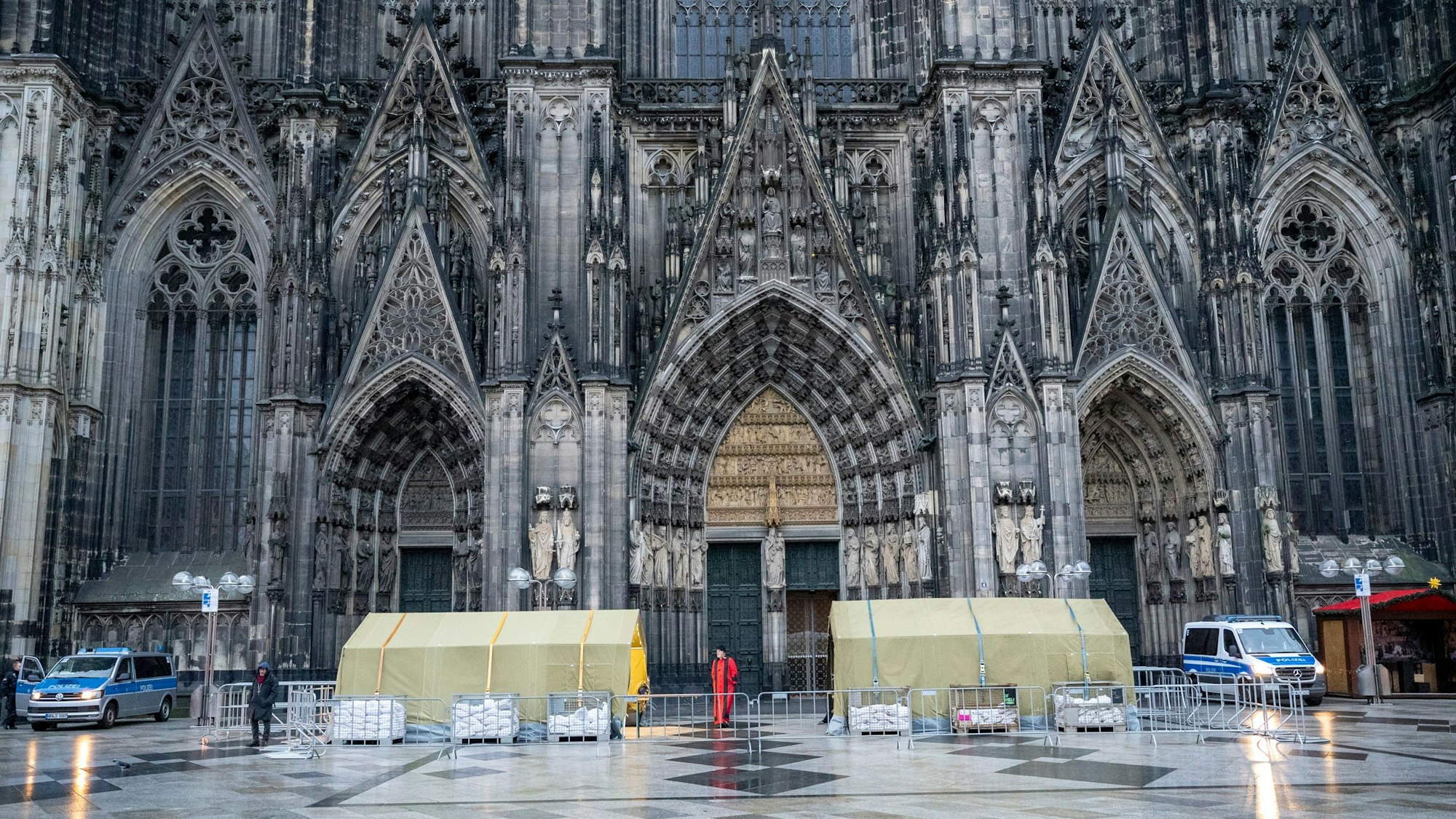Wegen eines befürchteten Anschlags bewacht die Polizei den Dom. Die Silvesternacht blieb ruhig.