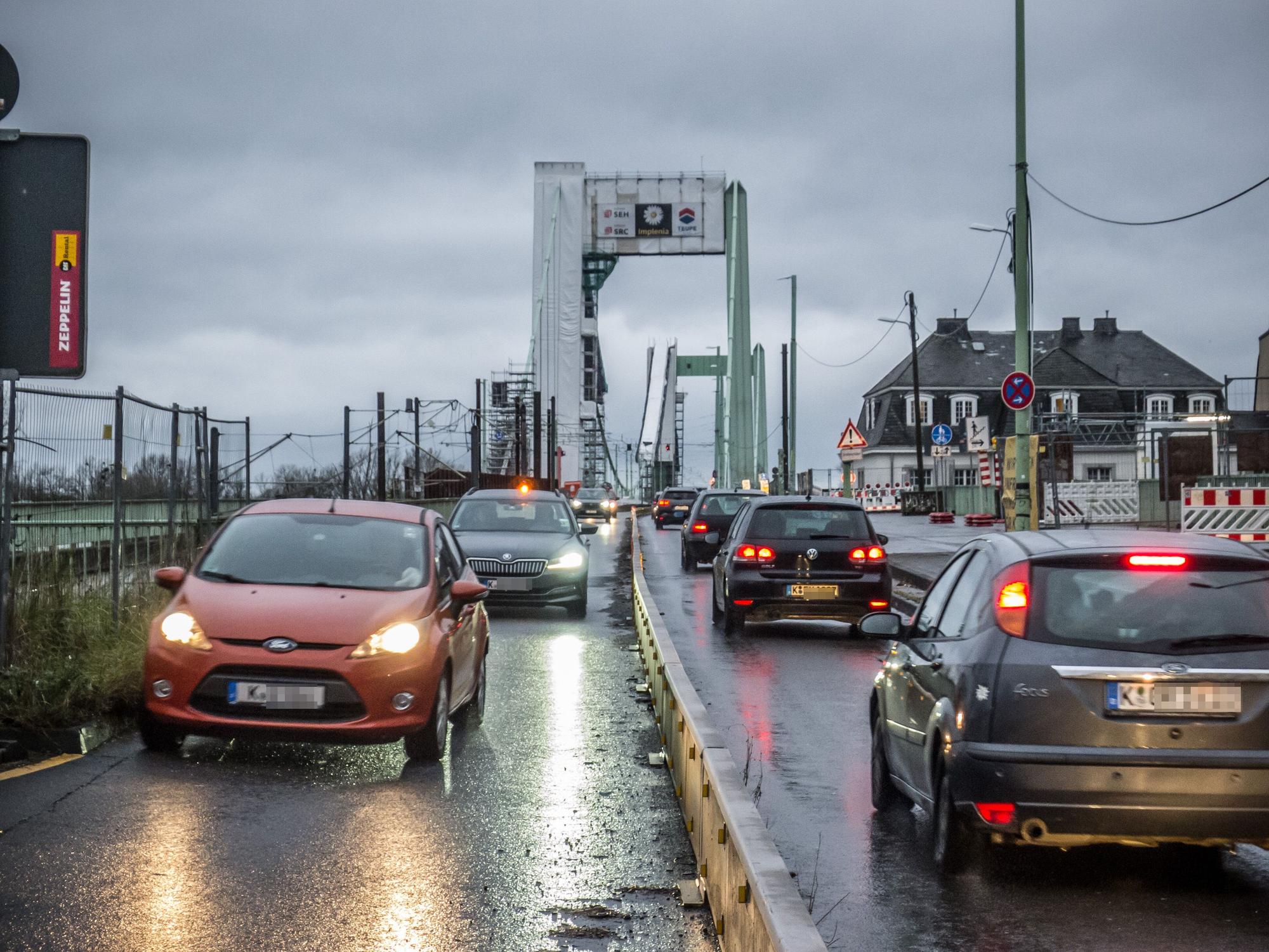Nur eine Spur in jede Richtung wegen der Sanierung: Die Mülheimer Brücke ist keine geeignete Ausweichstrecke.