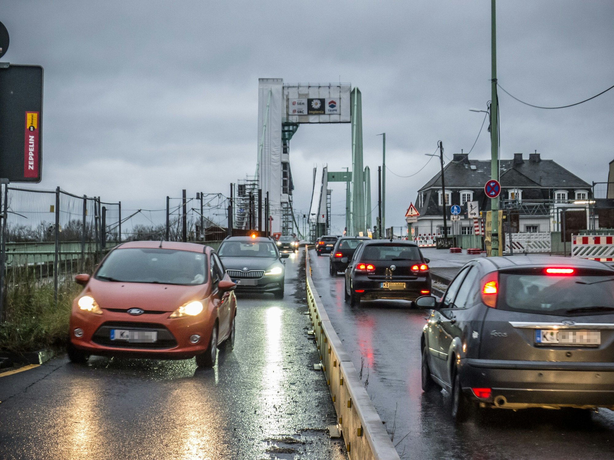 Nur eine Spur in jede Richtung wegen der Sanierung: Die Mülheimer Brücke ist keine geeignete Ausweichstrecke.