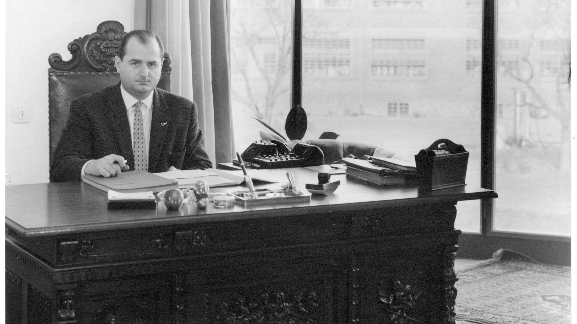 Dr. Hans Riegel an seinem Schreibtisch in den 1950er-Jahren.