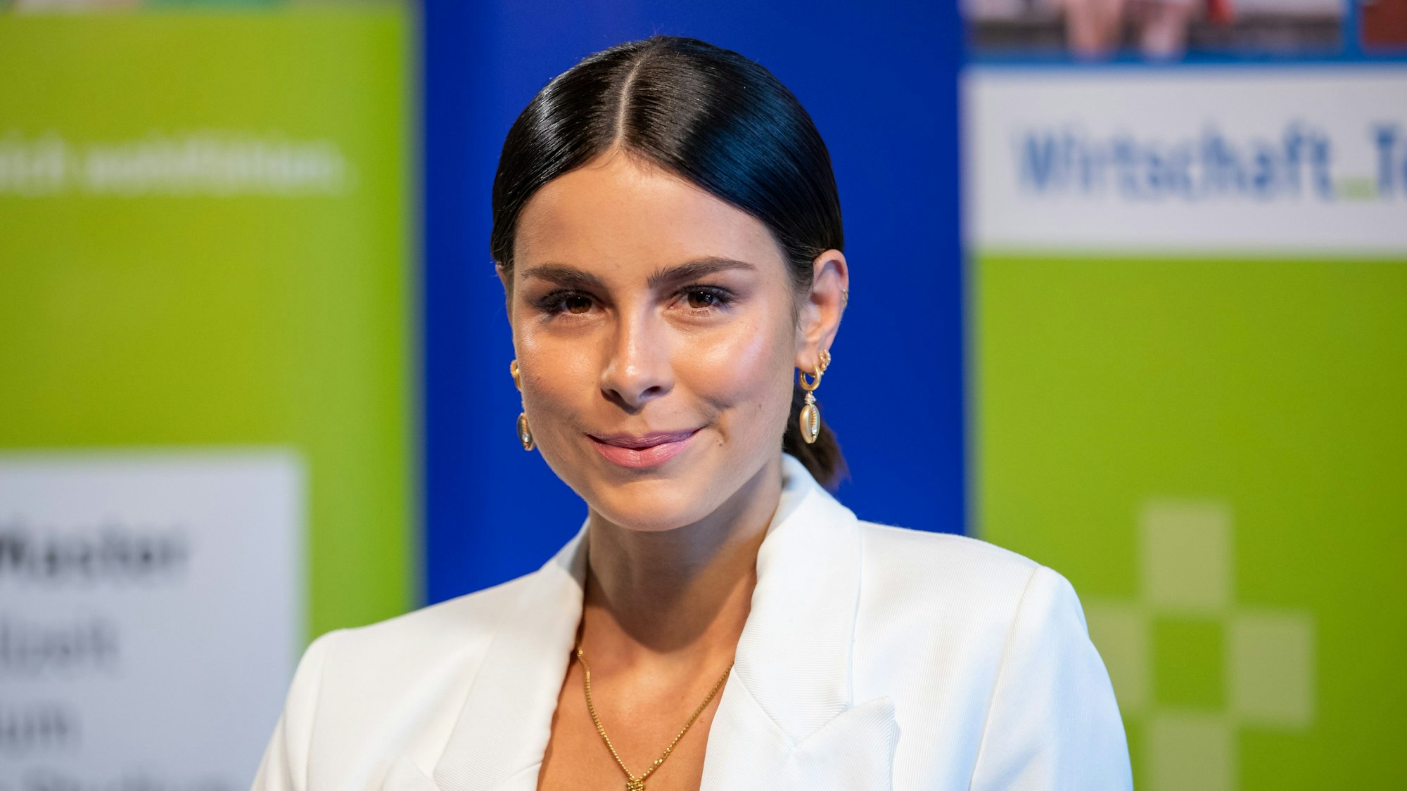 Lena Meyer-Landrut, Musikerin, sitzt in einem Studio der Hochschule Ansbach am Rande eines Interviews.