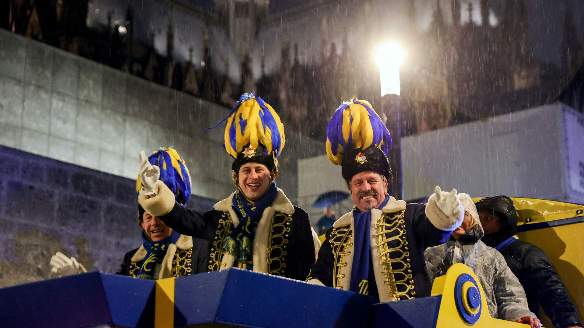 Der Zug vom Husarencasino an St. Ursula bis zum Dorint Hotel am Heumarkt bei strömenden Regen.