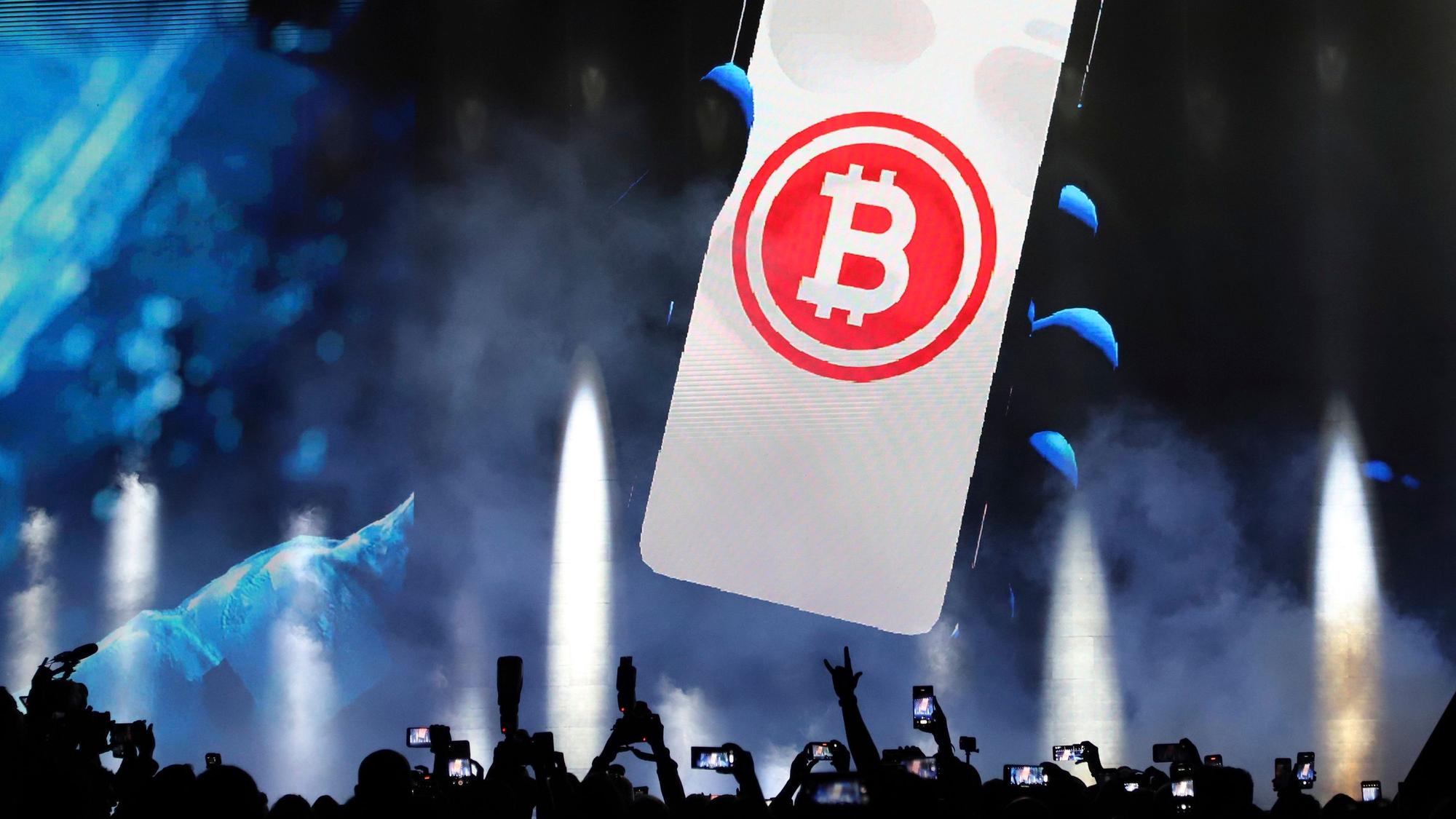 Ein Bitcoin-Symbol wird auf einer Bühne gezeigt.