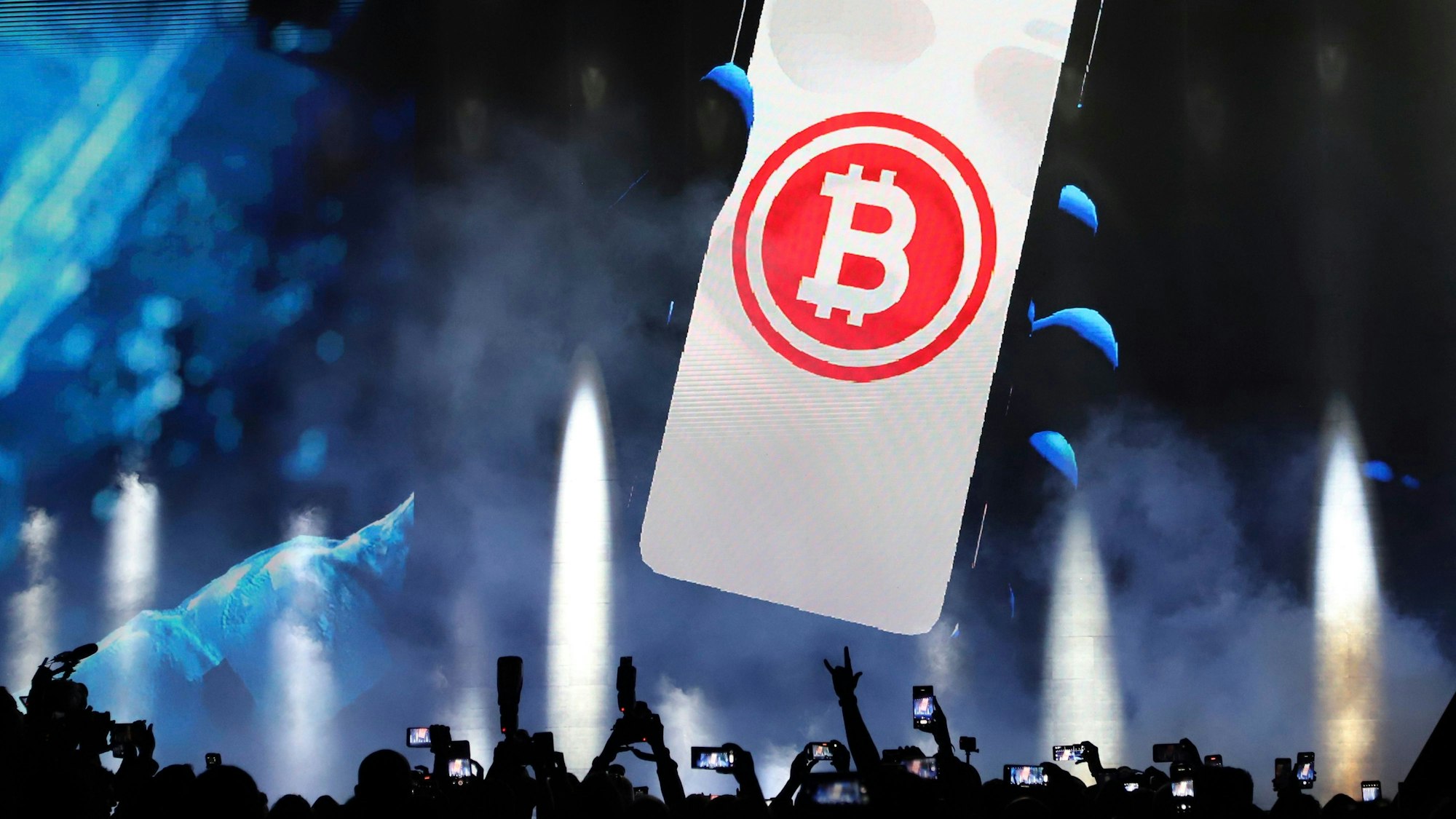 Ein Bitcoin-Symbol wird auf einer Bühne gezeigt.