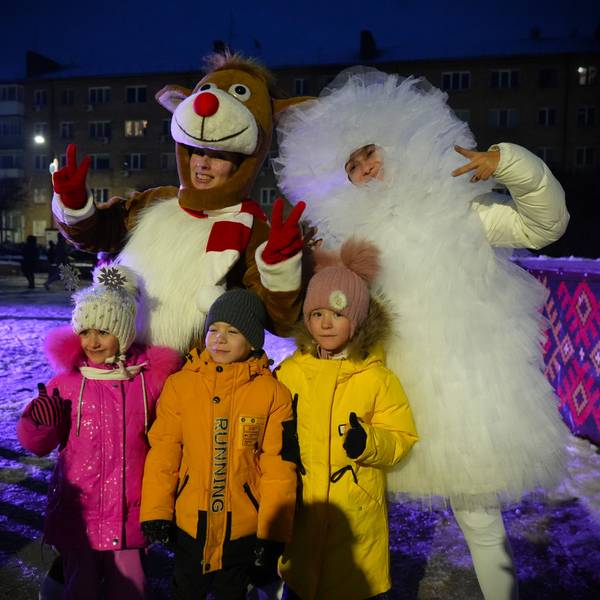Für die Kinder wird in Butscha versucht, Normalität zu spielen - auch wenn die Erwachsenen nicht in Feierlaune sind.