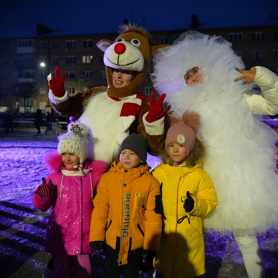 Für die Kinder wird in Butscha versucht, Normalität zu spielen - auch wenn die Erwachsenen nicht in Feierlaune sind.