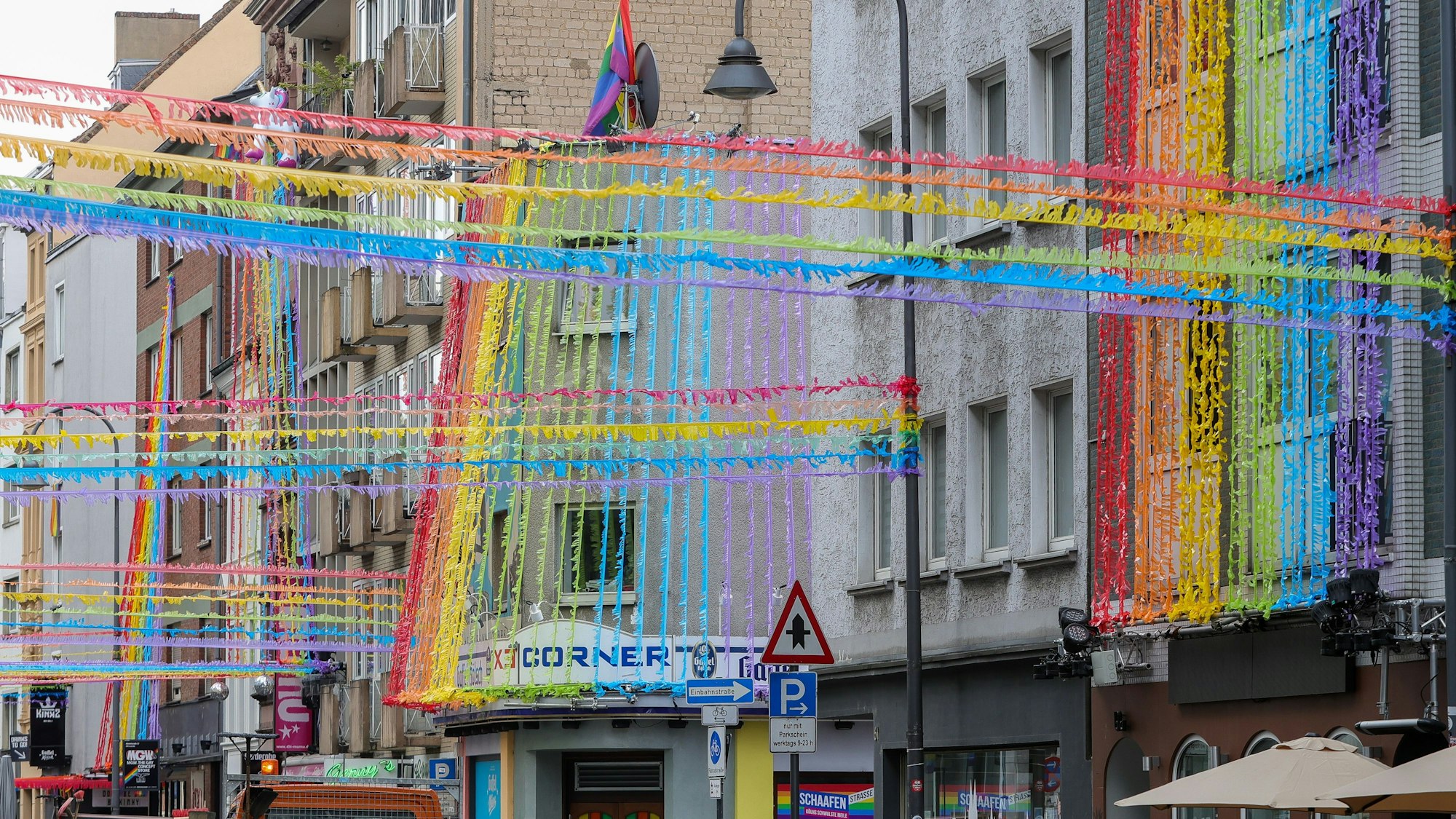 Das Ex Corner in der Schaafenstraße, hier vor Beginn des Cologne Pride im Sommer.