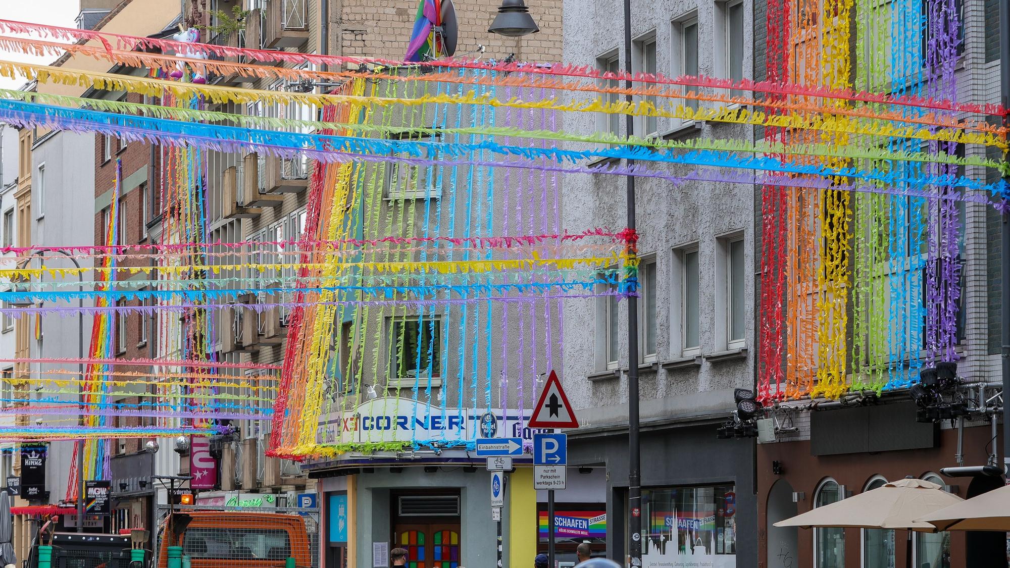 Die Schaafenstraße ist mit zahlreichen Regenbogengirlanden geschmückt.