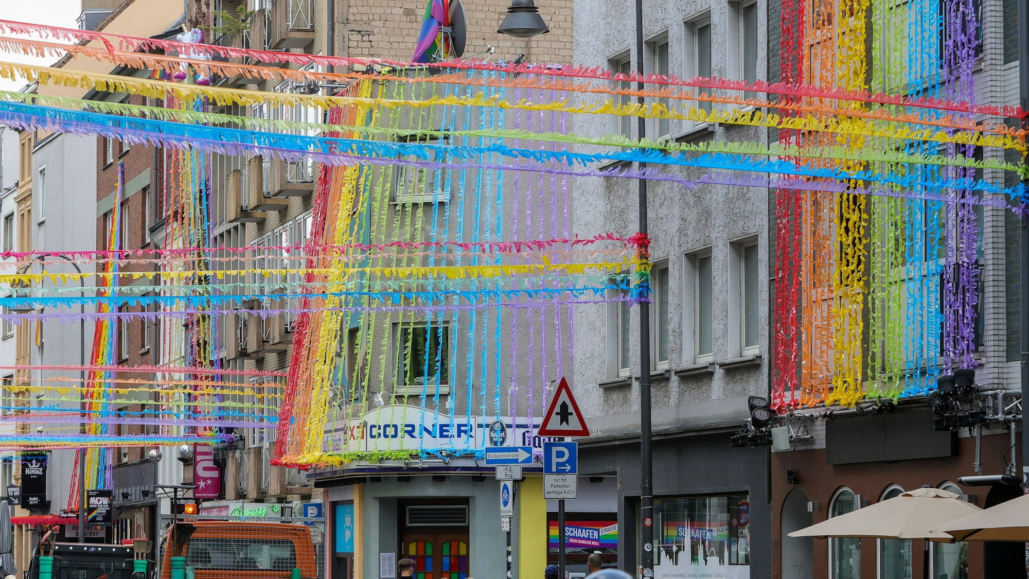 Die Schaafenstraße ist mit zahlreichen Regenbogengirlanden geschmückt.