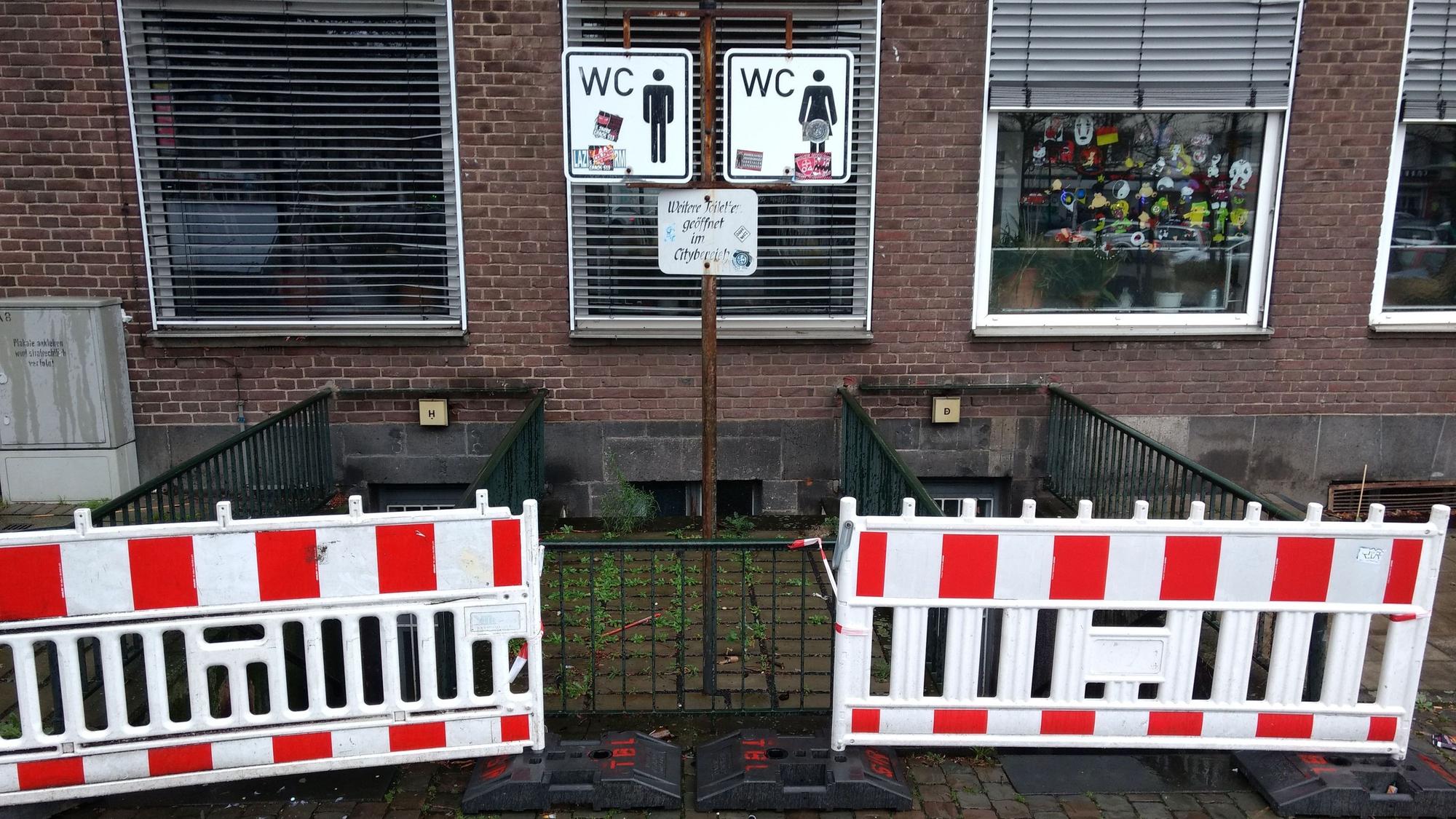 Der Zugang zu den öffentlichen Toiletten am Marktplatz in Wiesdorf ist gesperrt.