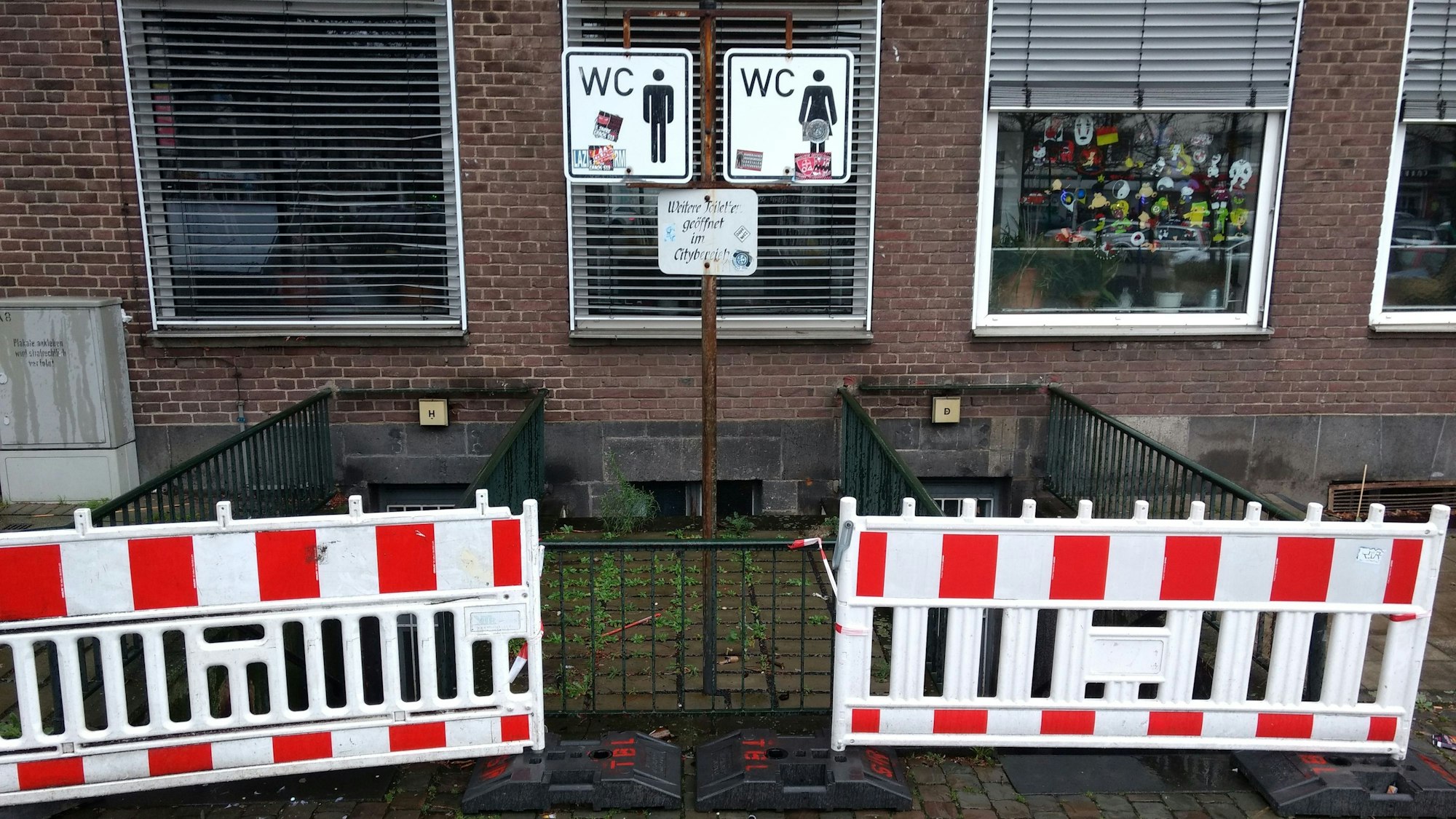 Der Zugang zu den öffentlichen Toiletten am Marktplatz in Wiesdorf ist gesperrt.