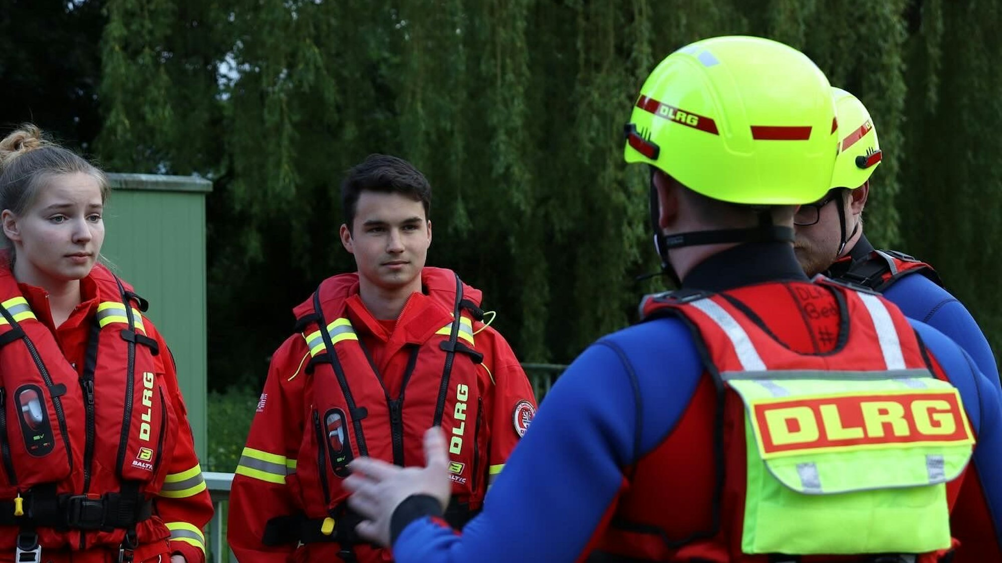 Zu sehen sind Männer und Frauen in Uniformen der DLRG.